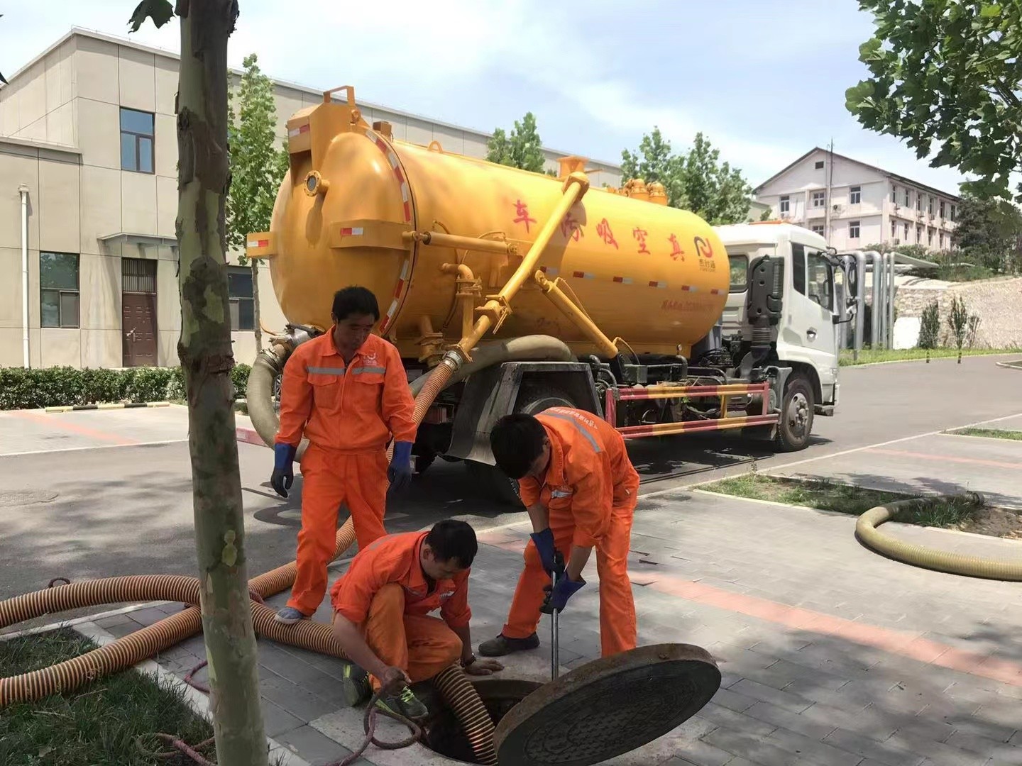 六盘水管道疏通车停在窨井附近