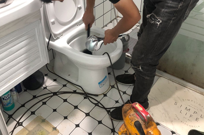 六盘水马桶堵塞自己疏通还是找师傅？专业上门服务让你省时更省心