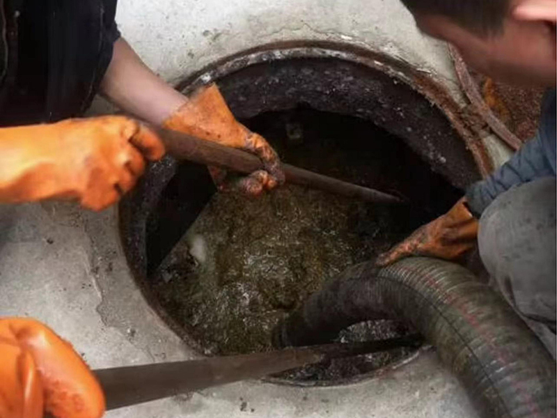 六盘水清理化粪池时如何避免沼气的危害？